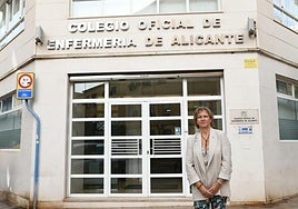 La presidenta del Colegio de Enfermería de Alicante, Montserrat Angulo, frente a la sede de la entidad.