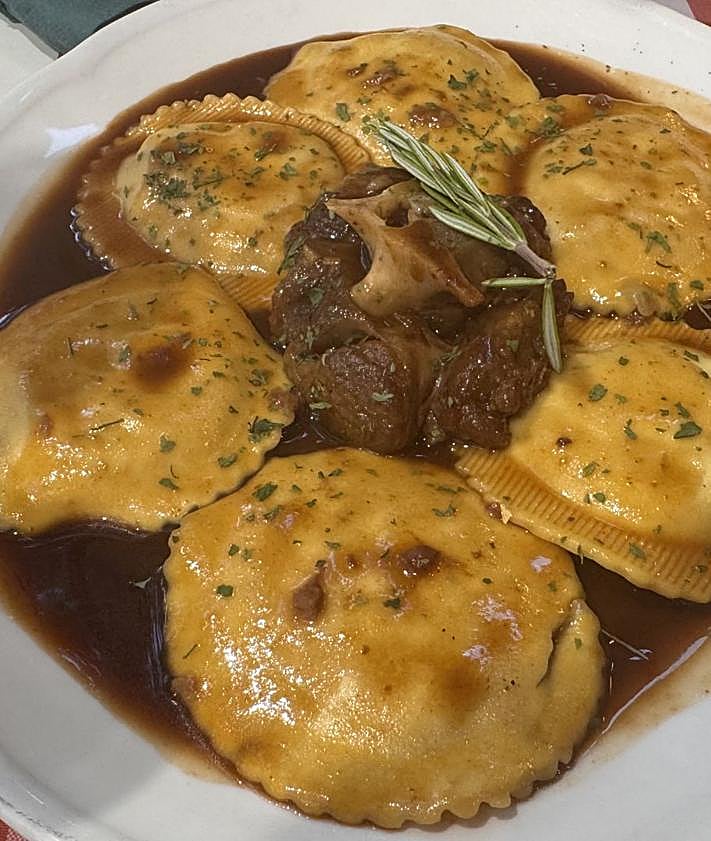 Imagen secundaria 2 - Pizza caprina, tabla de embutidos italianos y ravioli de rabo de toro.