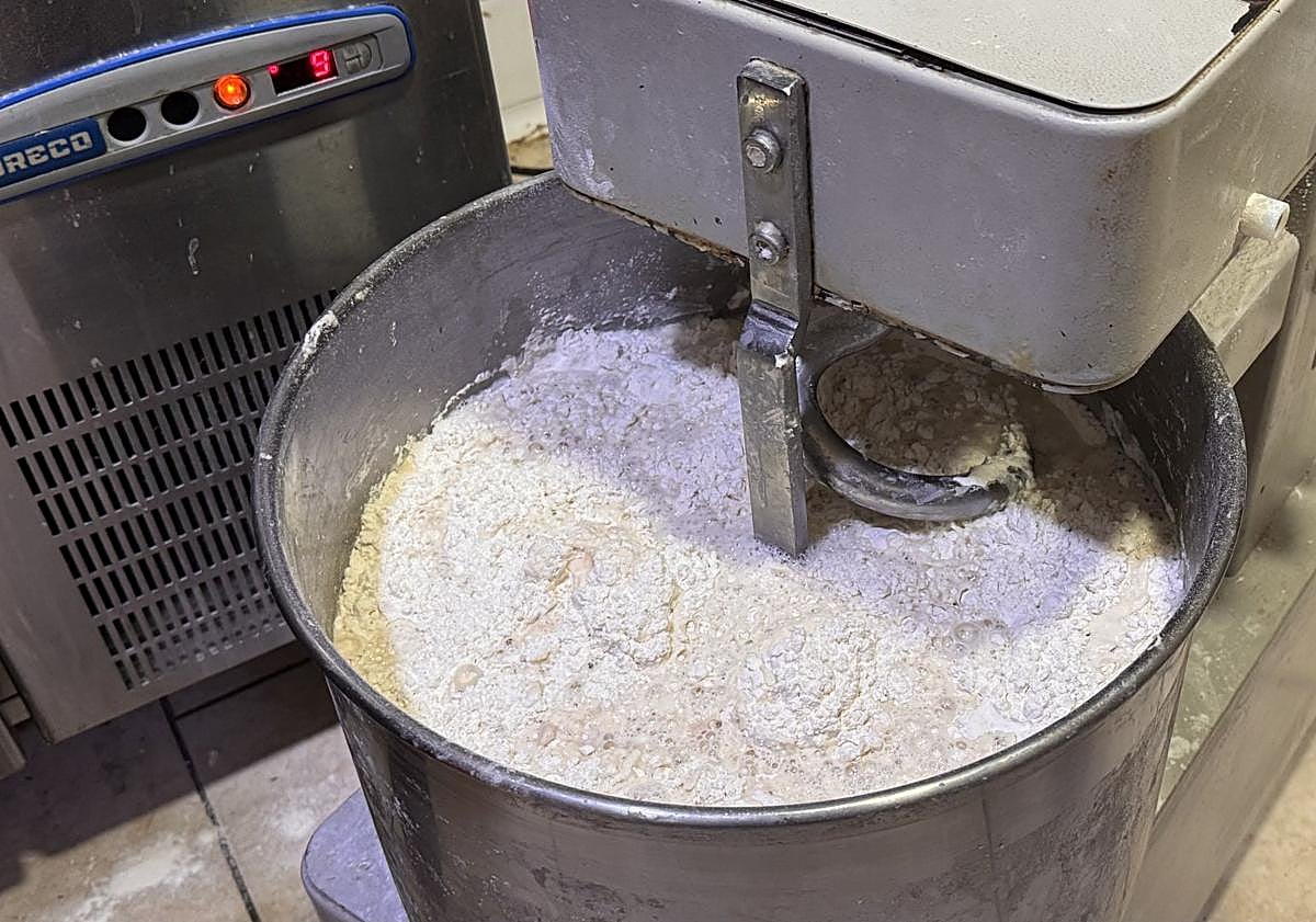 Imagen principal - Así se elabora la masa en Rusticana.