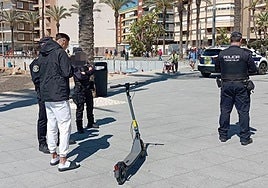 Control de la Policía Local de Torrevieja a un conductor de patinete en el paseo Juan Aparicio.