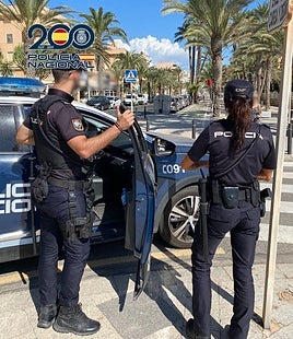 Imagen de archivo de dos policías nacionals en Elche.