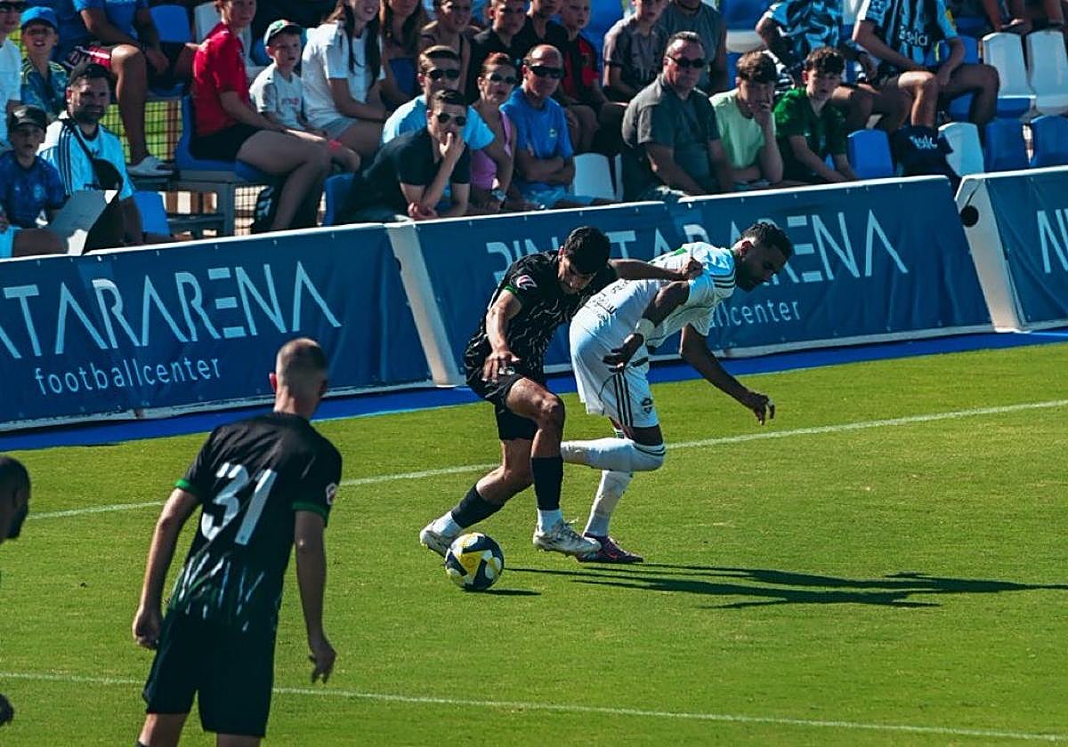 Dos jugadores disputan el balón durante el encuentro de pretemporada.