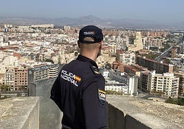 Un agente de la Policía Nacional en el centro de Alicante.