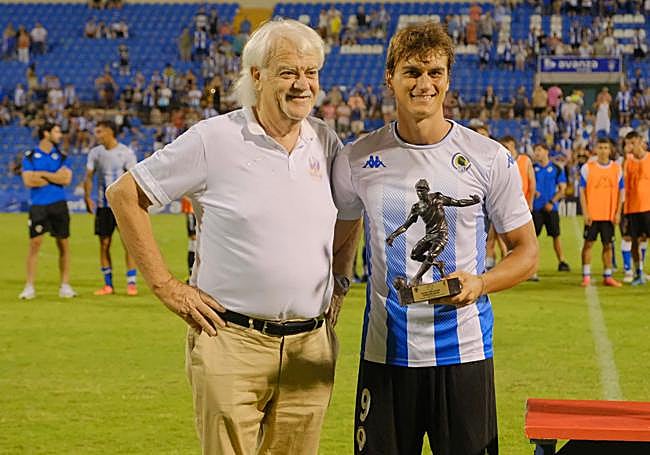Slavy con el trofeo mejor jugador.