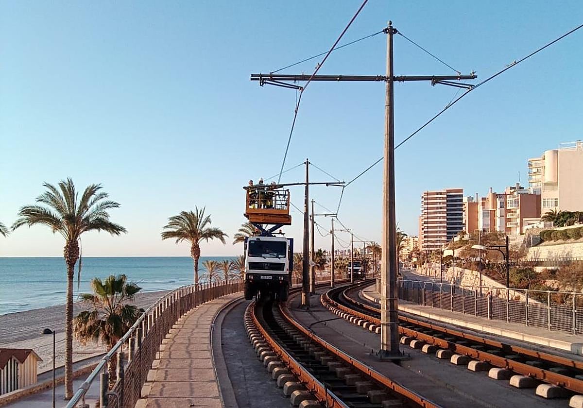 Trabajos en la catenaria del Tram de Alicante.