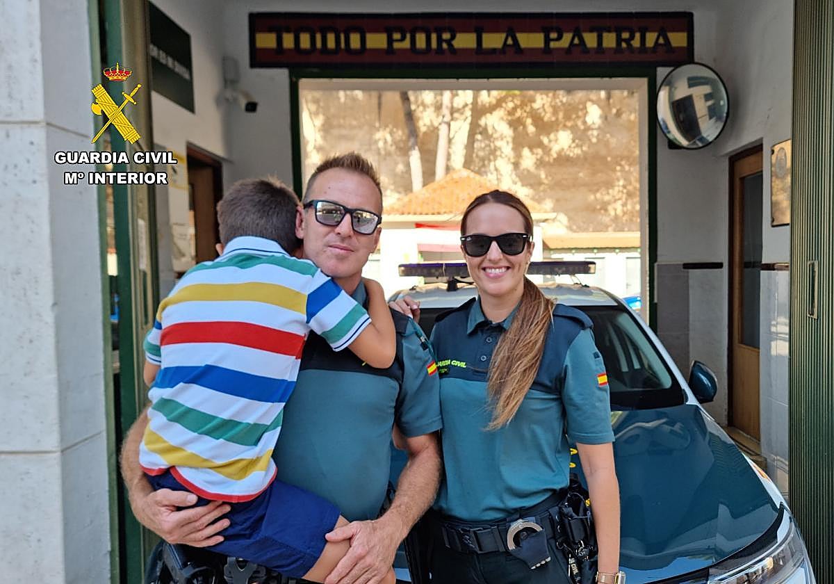 El menor auxiliado abraza a los agentes que le salvaron la vida.