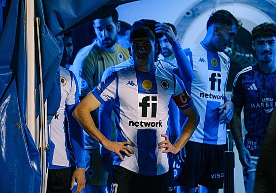 Nico Espinosa y varios jugadores del Hércules, en el túnel de vestuarios del Rico Pérez.