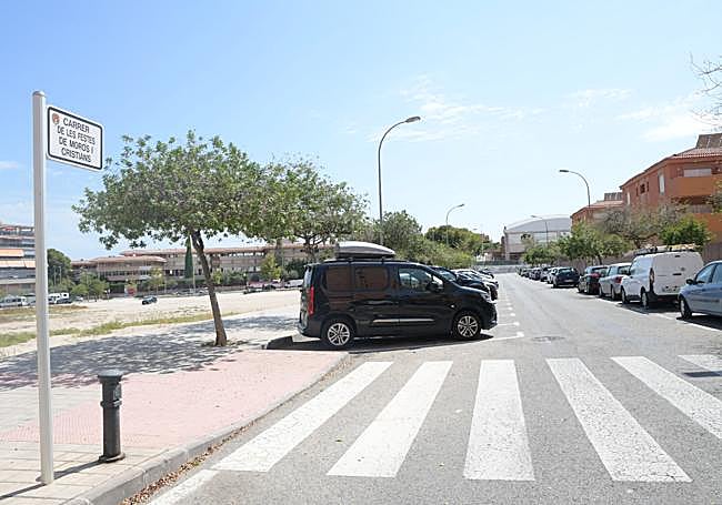 Una de las calles adyacentes al solar de El Somni.