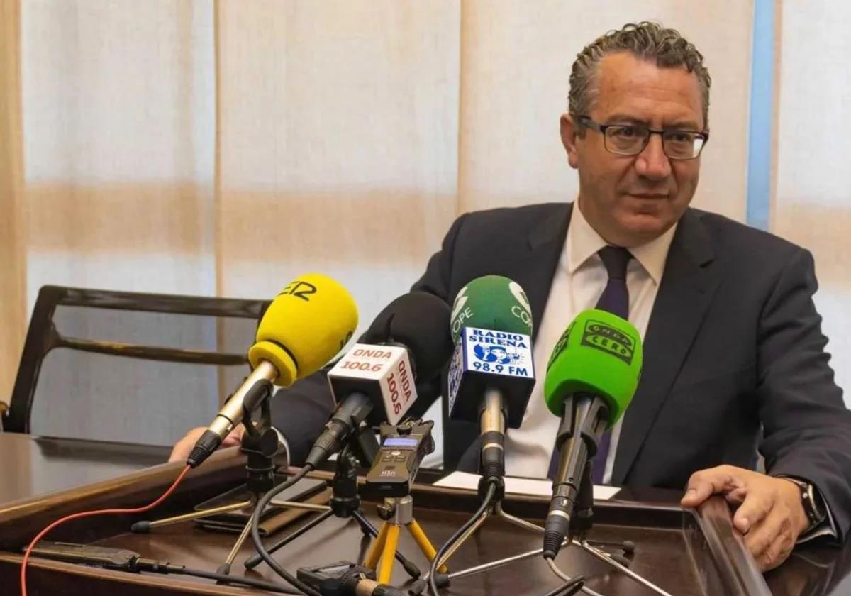 Imagen principal - Toni Pérez alerta que la ejecución de la sentencia de Serra Gelada supondrá «la quiebra técnica» de Benidorm