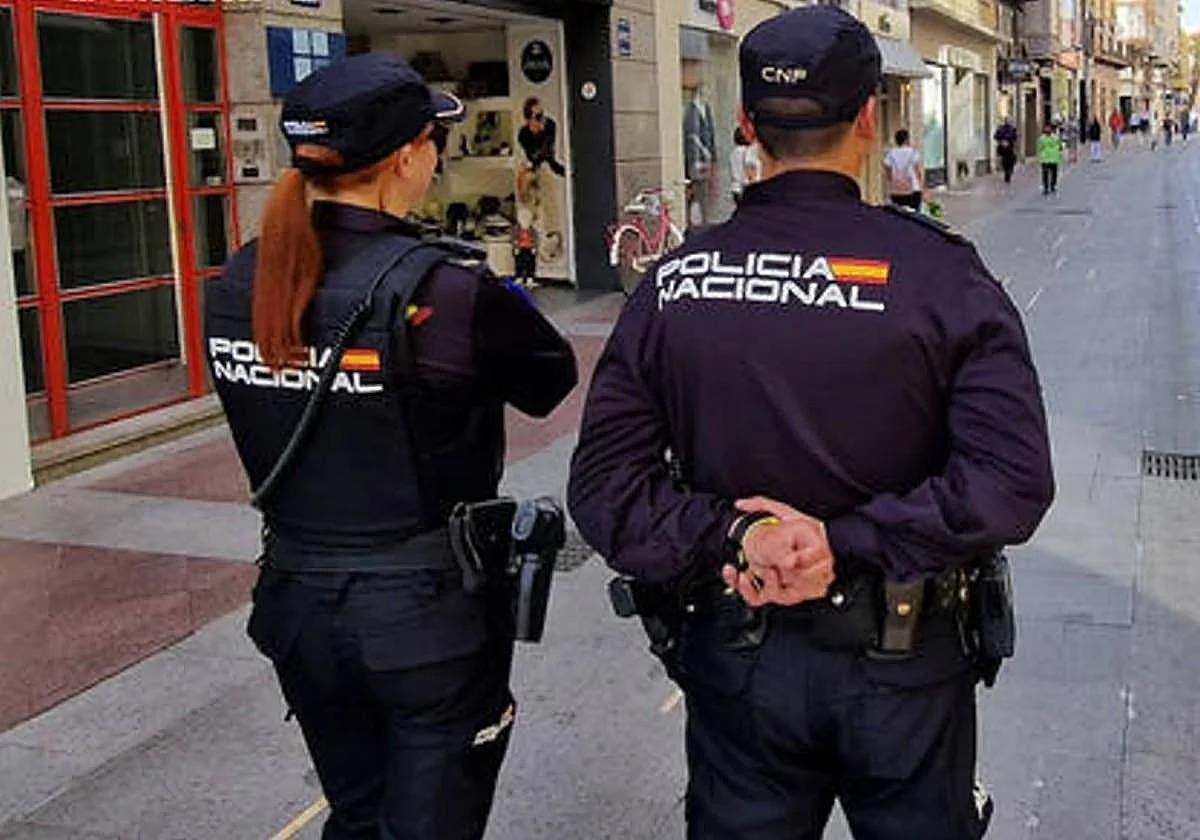 Dos policías nacionales patrullan por las calles de Elche en una imagen de archivo.