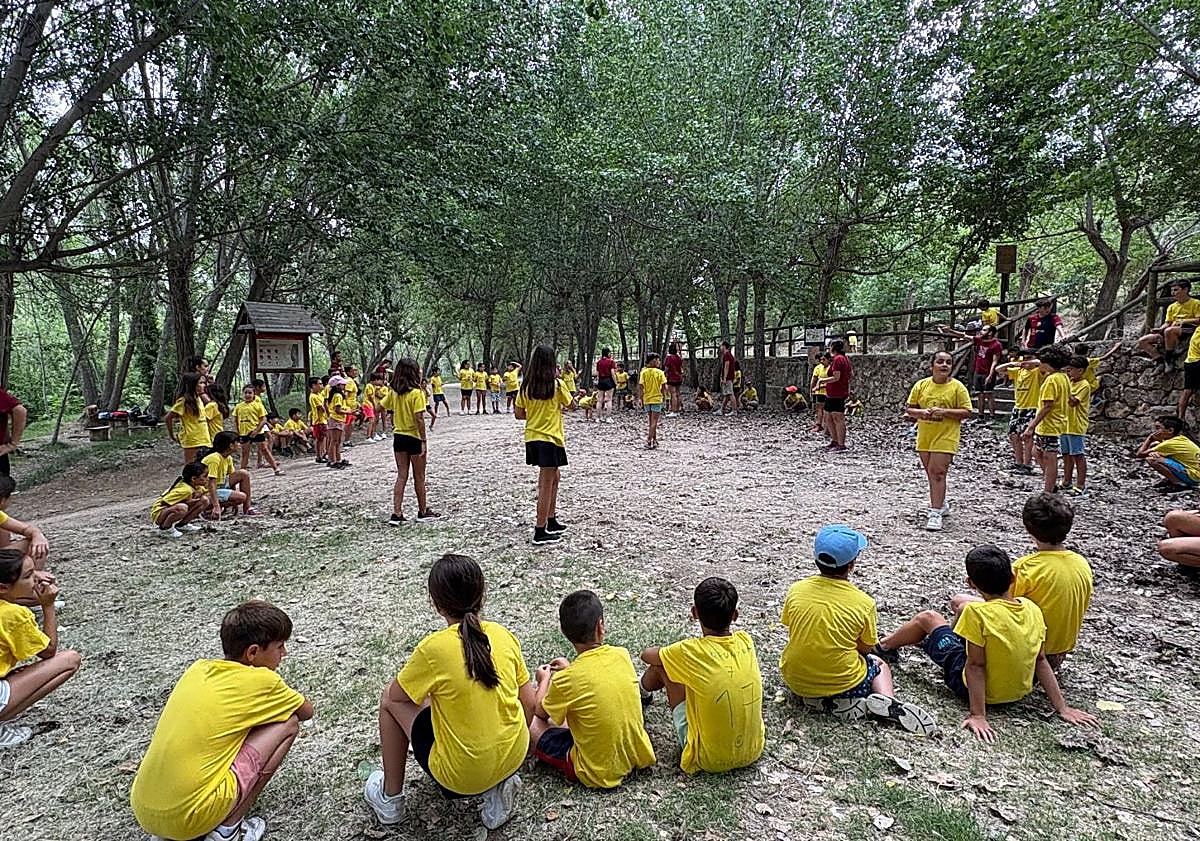 Imagen principal - Niños y niñas de Villena disfrutan de las actividades al aire libre de 'Sal de casa 2025'