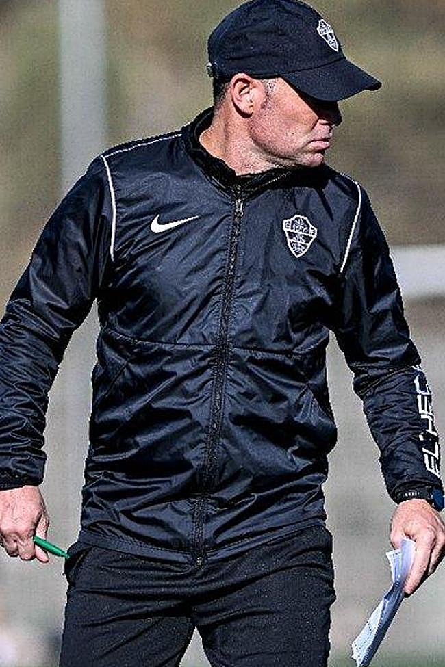 Nino durante un entrenamiento del Elche Ilicitano