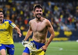 Victor Chust tras anotar un gol con el Cádiz