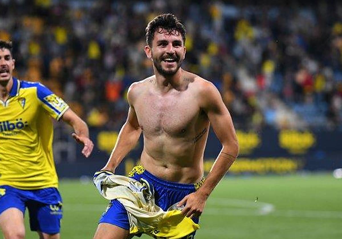 Victor Chust tras anotar un gol con el Cádiz