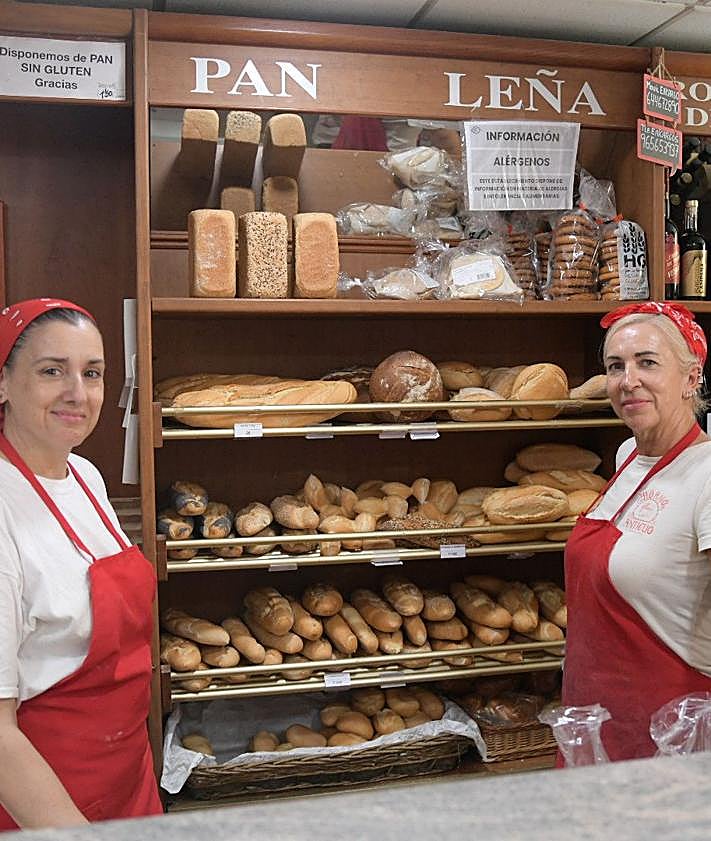 Imagen secundaria 2 - Las trabajadores del horno realizan sus tareas