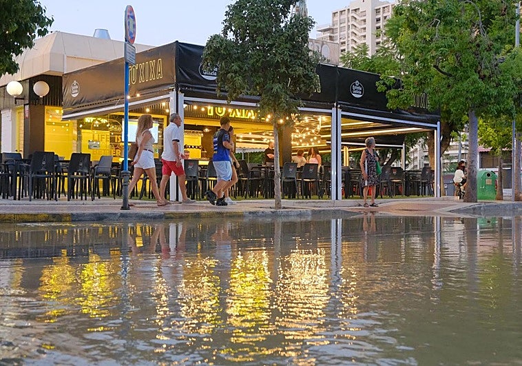 Una fuga de agua llena la calle.