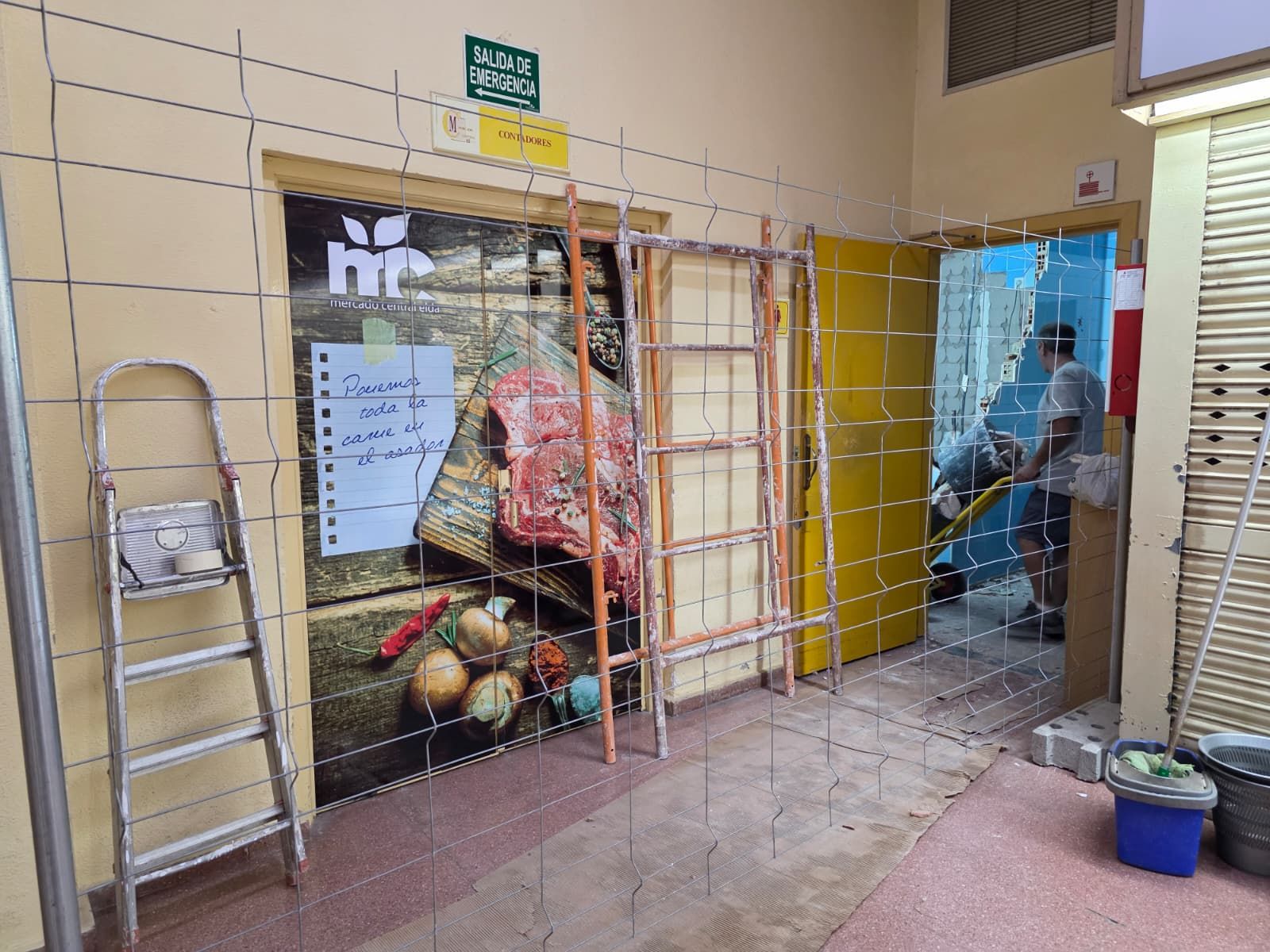 Empiezan las obras de remodelación de los aseos del Mercado Central de Elda