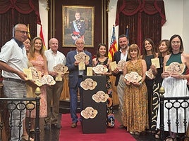 Los autores de las piezas posan junto a ellas