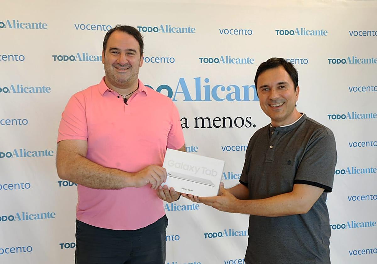 El redactor jefe de TodoAlicante, José Carlos Martínez, entrega la tablet a Gabriel Caballero.