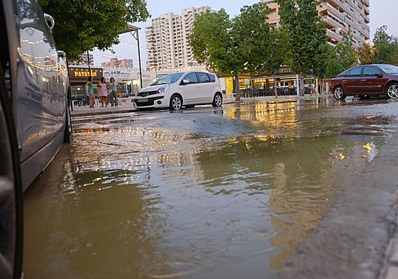 Aguas residuales en la playa de San Juan.