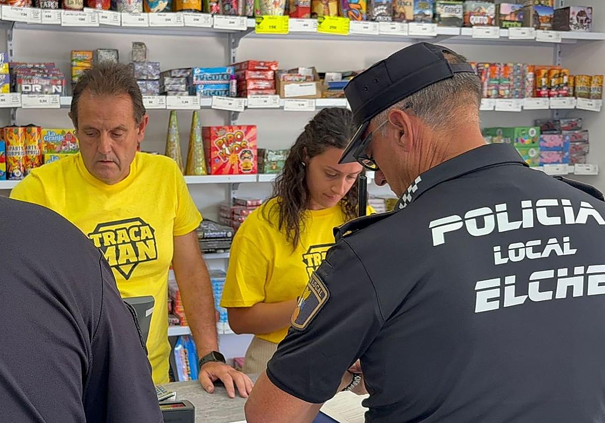 Agentes de la Policía Local de Elche durante una de las inspecciones de seguridad.