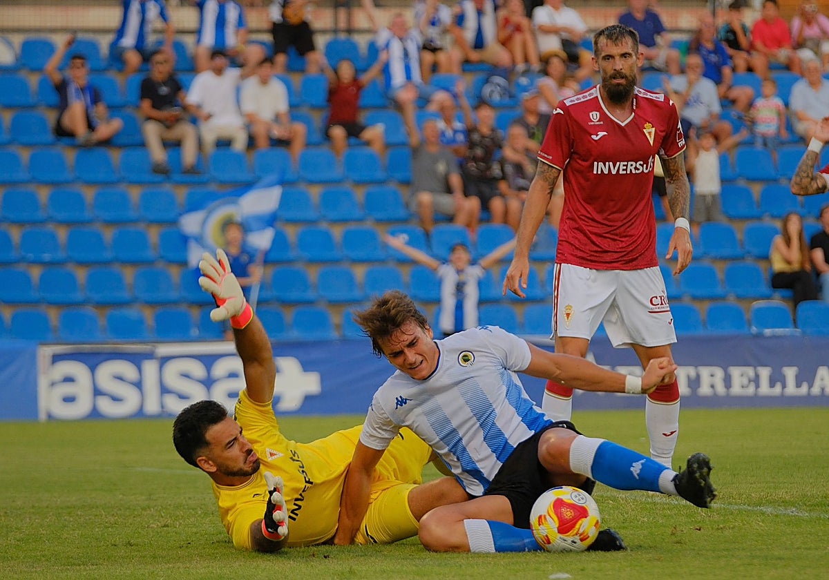 El portero del Real Murcia comete penalti sobre Slavy en el Trofeo Ciudad de Alicante.