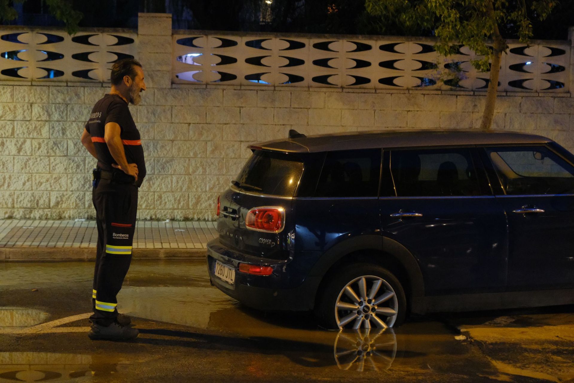 Retirada de un vehículo estacionado en la zona.