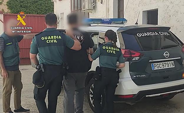 Momento de la detención a cargo de los agentes de la Guardia Civil.