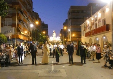 Mutxamel da la bienvenida a sus Fiestas de Moros y Cristianos con el tradicional desfile de banderas