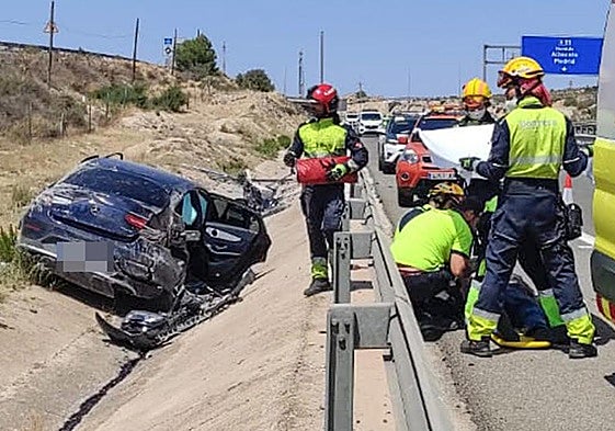 El vehículo siniestrado se salió de la carretera tras sufrir el accidente.