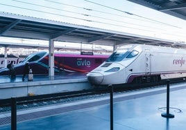 Trenes de alta velocidad en la estación de Alicante.