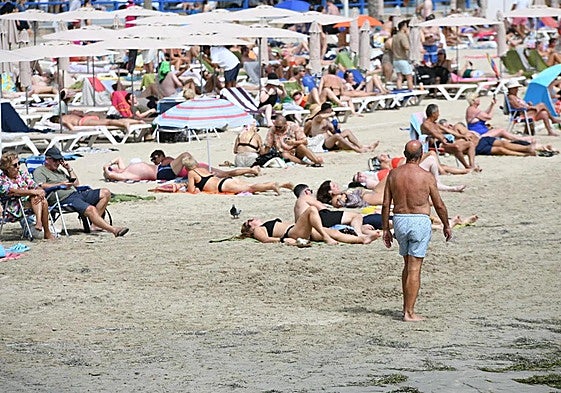 Bañistas en la playa del Postiguet.