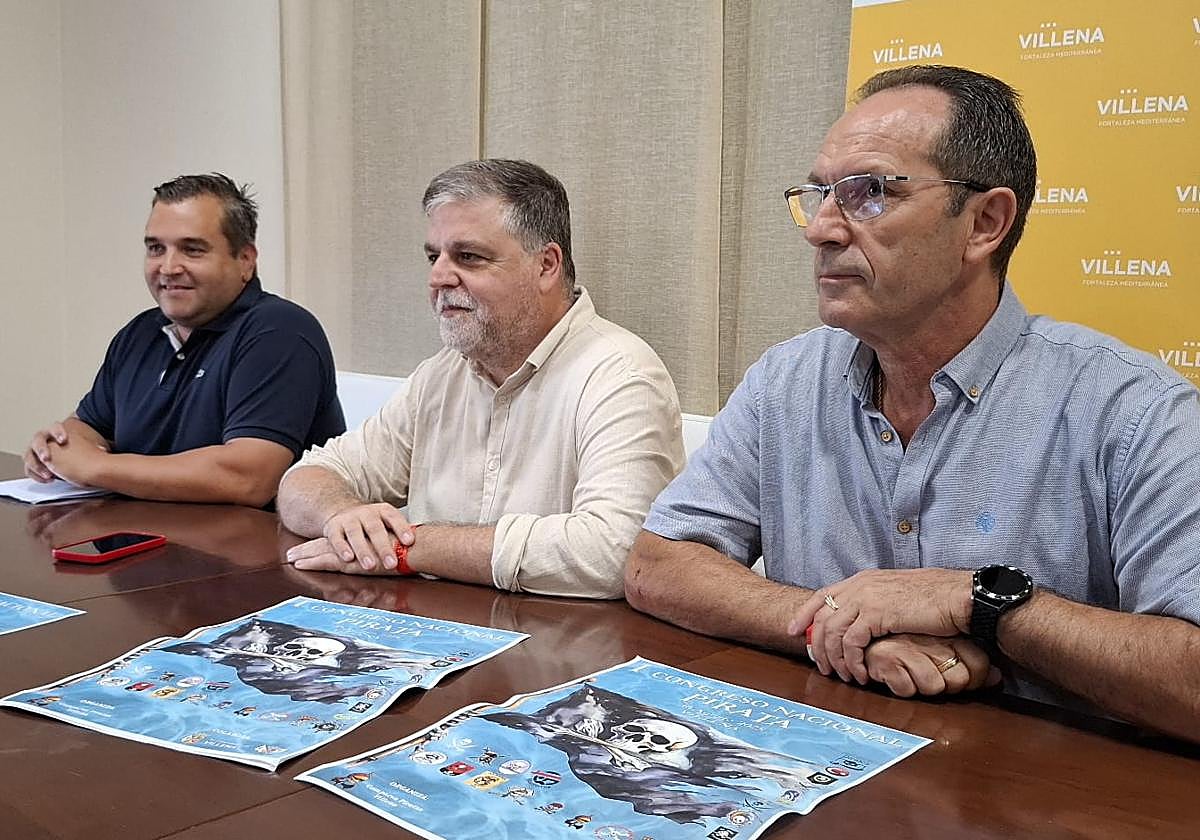 Presentación del Congreso a cargo del alcalde de Villena (centro), el presidente de la Comparsa Piratas de Villena, y edil de Fiestas,.