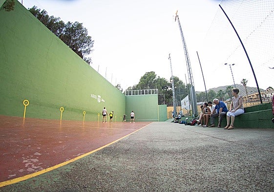 Trinquet municipal de la localidad que esta madrugada ha dormido al fresco.