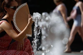 Imagen de archivo de una mujer abanicándose durante la ola de calor.