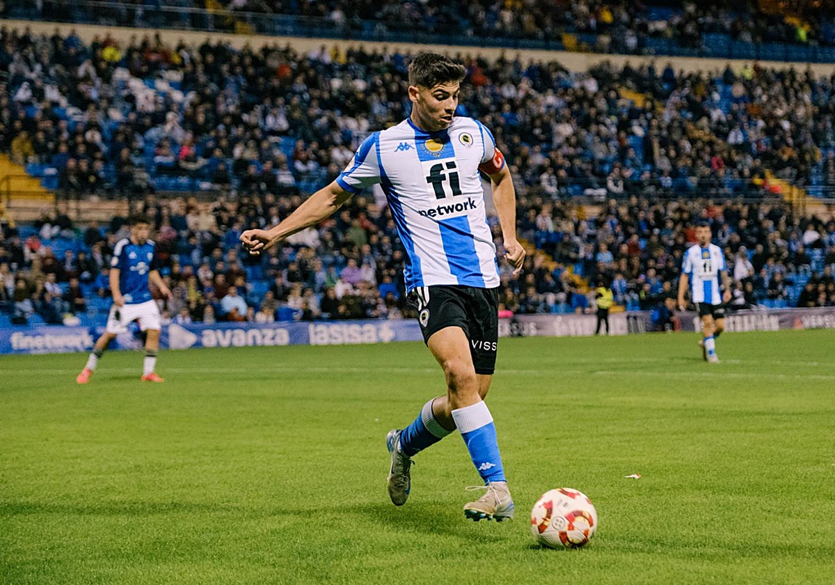 Nico Espinosa da un pase en un partido de la temporada pasada.