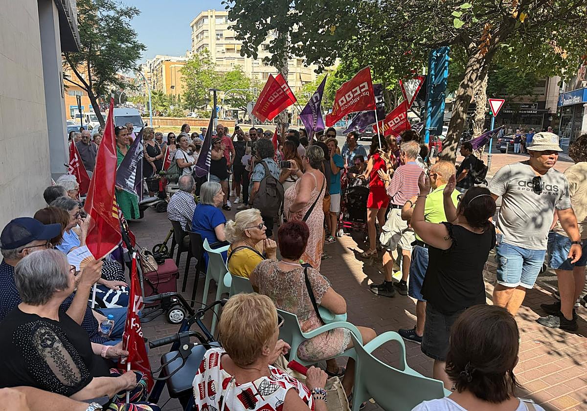 Personas asistentes a la concentración de este lunes.