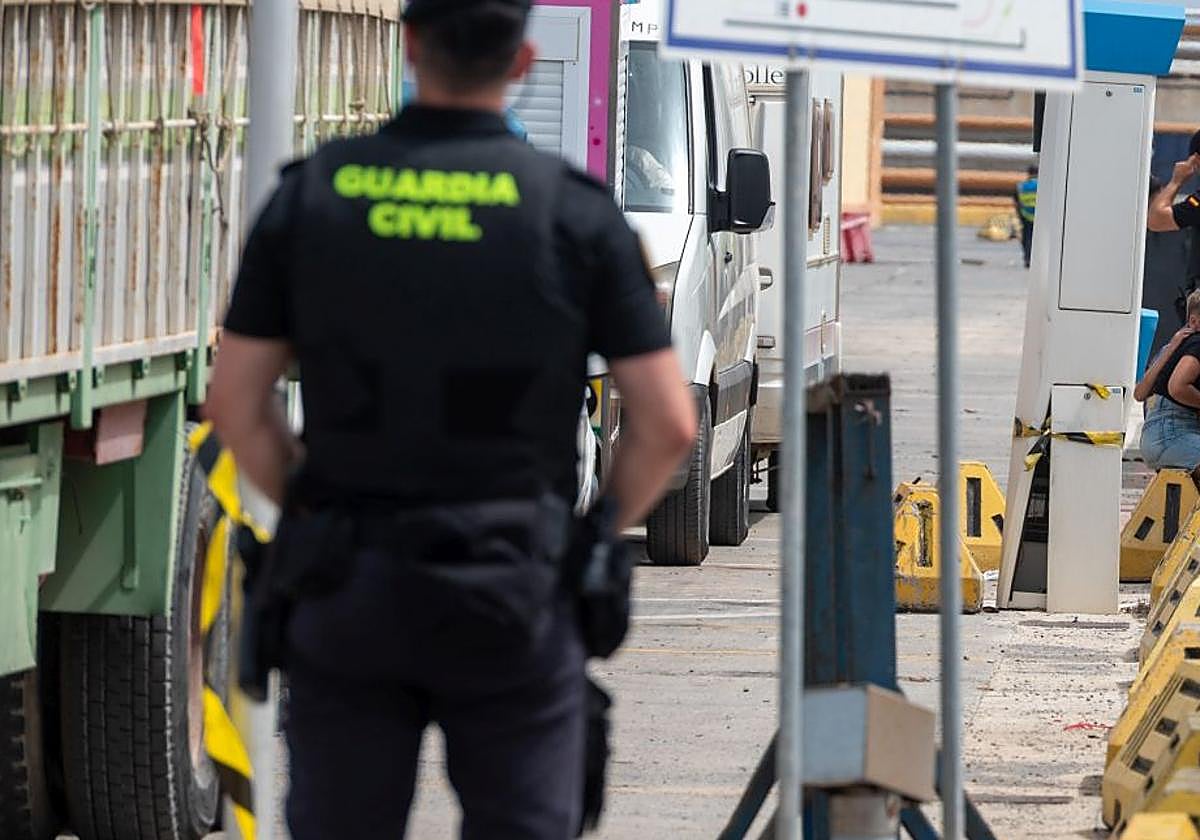 Un agente de la Guardia Civil, de servicio.