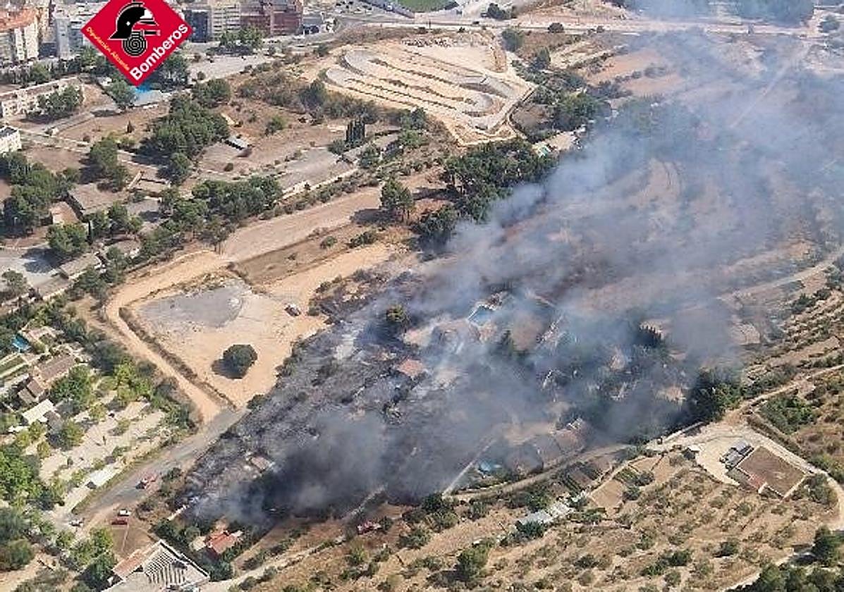 Controlado el incendio forestal declarado en una zona de viviendas rurales en Alcoi