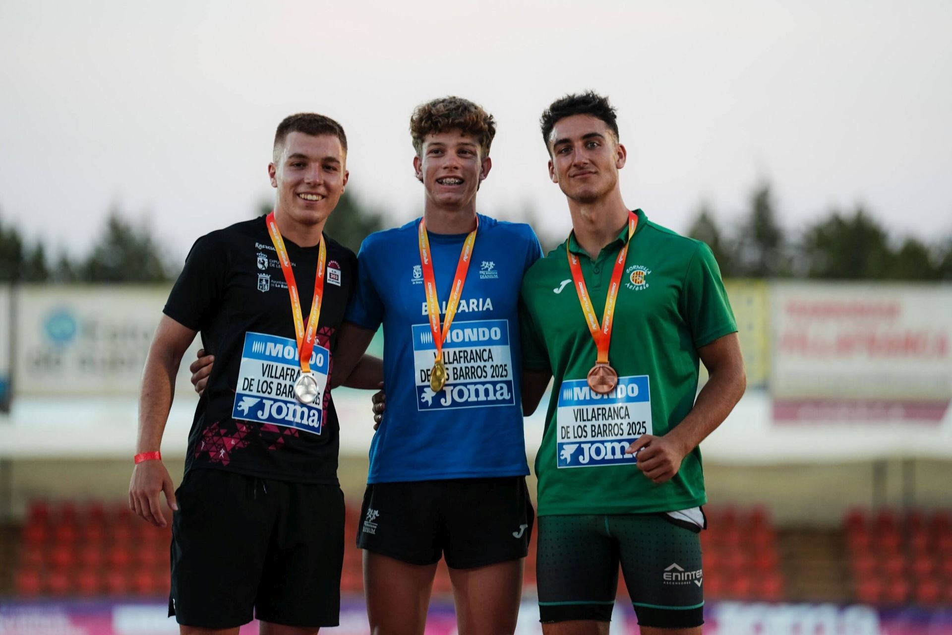 Saúl Delgado junto al segundo y tercer calasificado en el Campeonato de España de Atletismo de Badajoz.