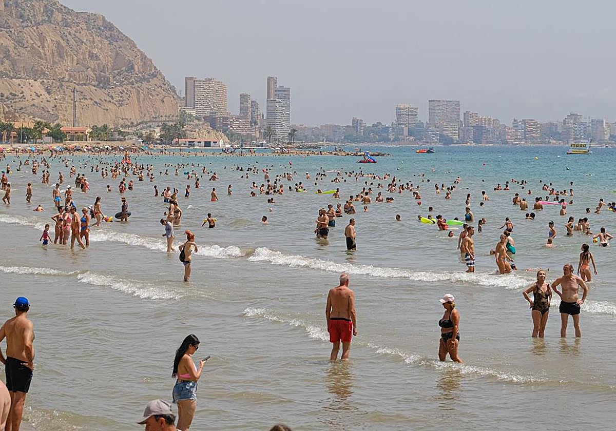 Bañistas en la playa del Postiguet.