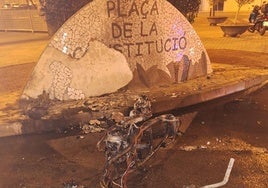 Ciclomotor incendiado.