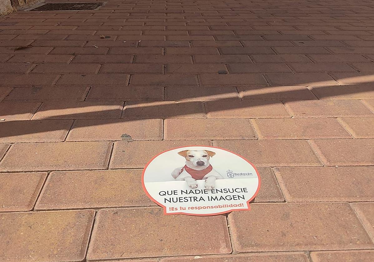 Imagen principal - Algunas de las pegatinas que el Ayuntamiento pegará por el municipio