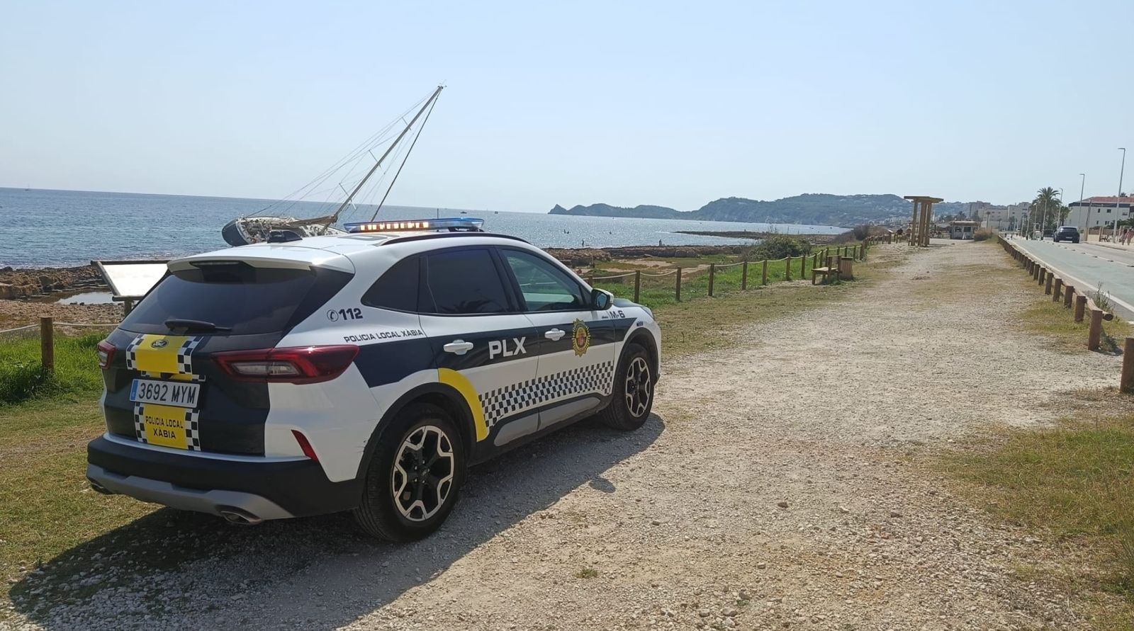 Policía Local junto al velero.