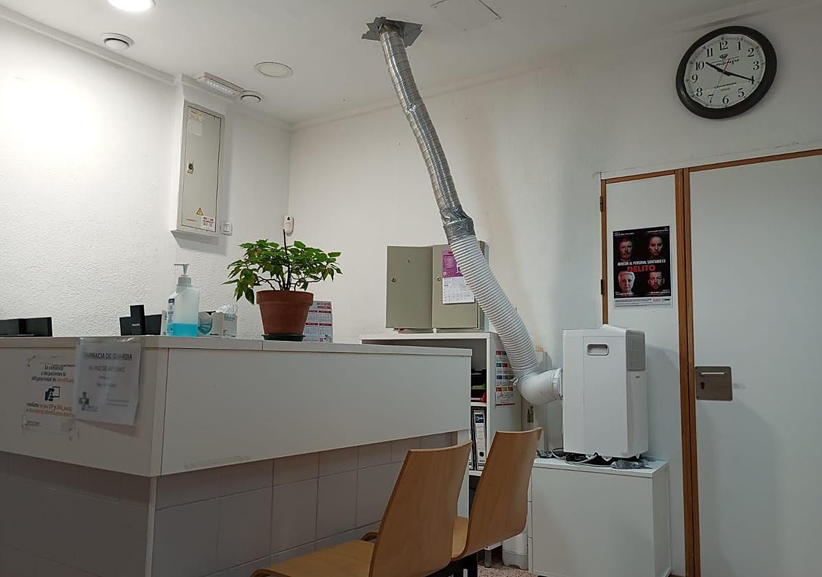 Equipo de aire acondicionado portátil instalado en el centro de salud de Dénia.