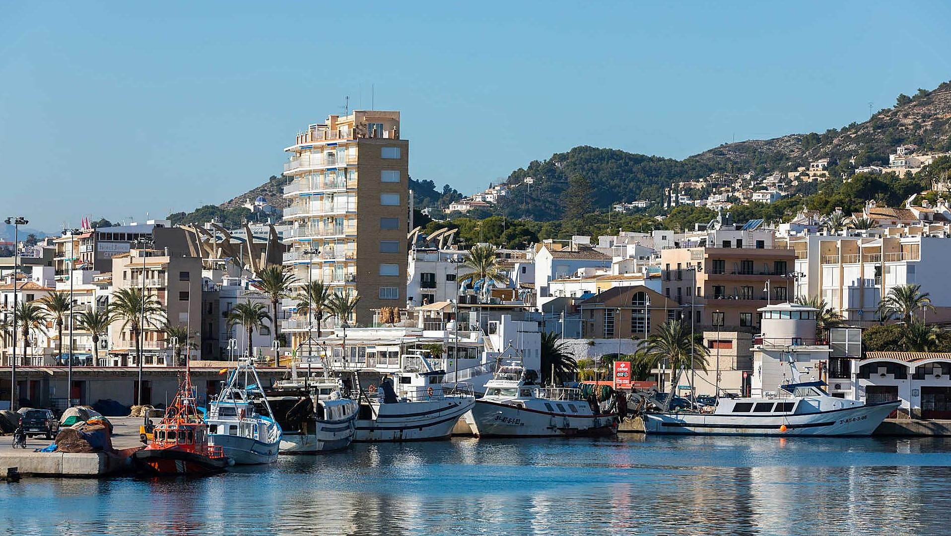 Imagen principal - Rescatan a 30 migrantes, cuatro de ellos menores, a bordo de dos pateras frente a las costas de Alicante