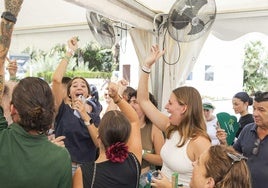 Asistentes disfrutando de la inauguración del evento