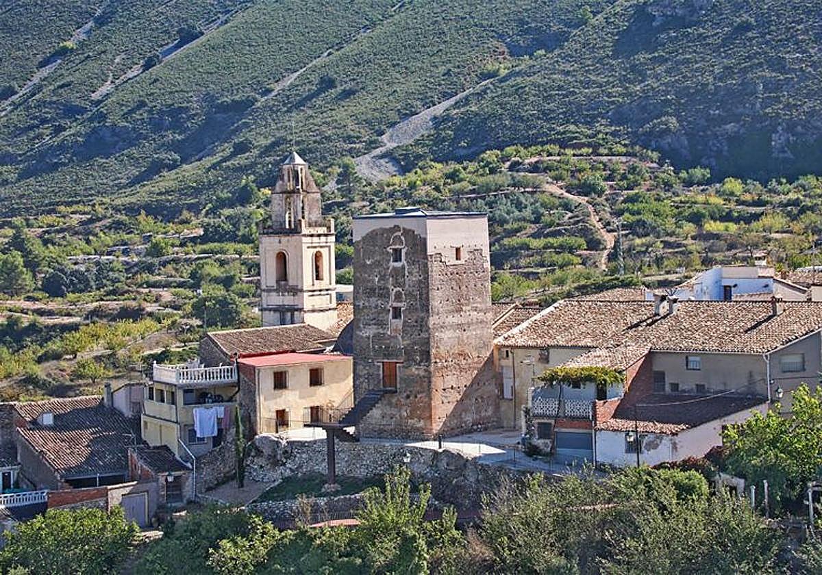 Imagen de Almudaina con su torre almohade presidiendo el conjunto urbano.