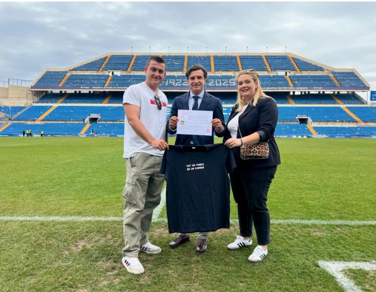 Carlos Parodi recibe el título de pregonero