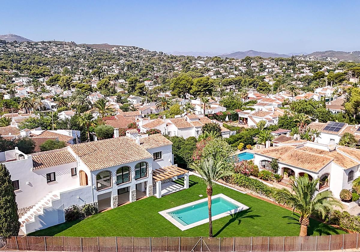 fotografía de Villa Salvia, una villa de estilo mediterráneo con 6 dormitorios y 7 baños, completamente reformada y un precio de 1.145.000€.